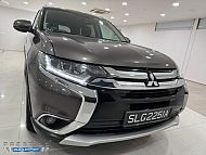 Mitsubishi Outlander 2.4 CVT 4WD Sunroof Facelift 2016 Brown Rear Entertainment